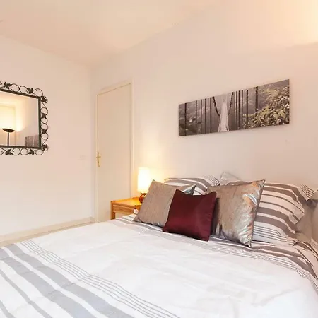 Les Clos Apartment *